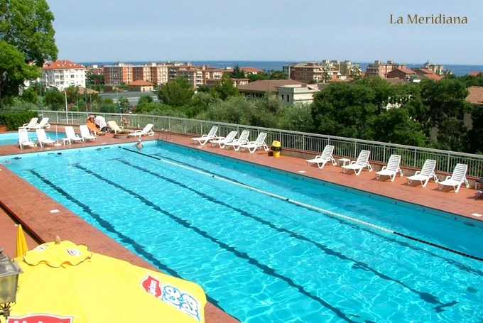 Obývací pokoj s pohovkou v La Meridiana | San Bartolomeo al Mare / Residence La Meridiana