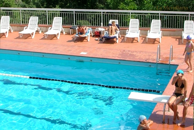 Bazén obklopený palmami, rezidence La Meridiana | San Bartolomeo al Mare / Residence La Meridiana
