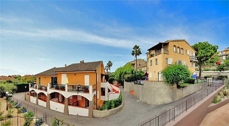 Hlavní pohled na rezidenci La Meridiana v Ligurii | San Bartolomeo al Mare / Residence La Meridiana
