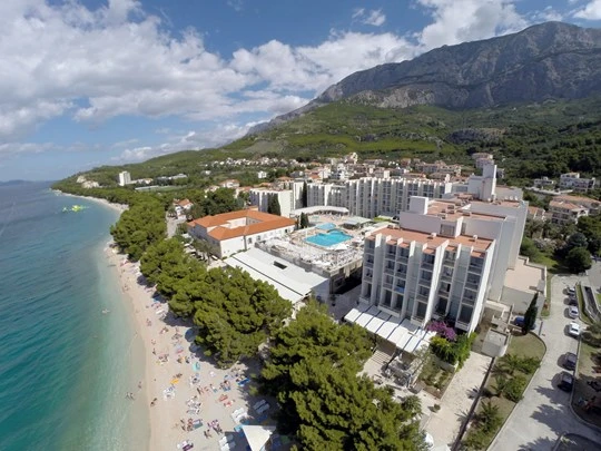 Pohled na Bluesun Hotel Alga v Tučepi z exteriéru | Tučepi / Bluesun Hotel Alga