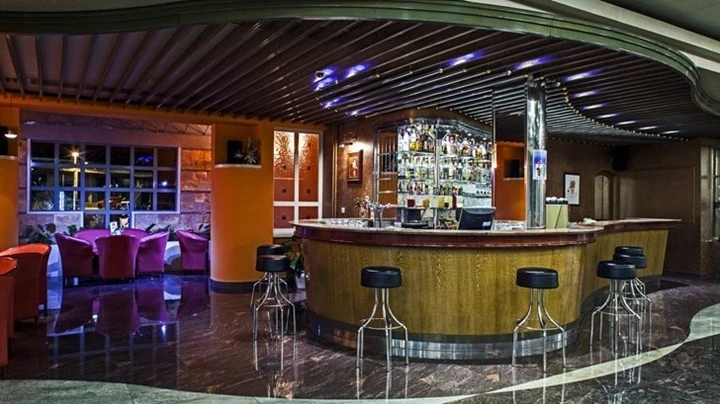 Bar hotelu Alga v Tučepi | Tučepi / Bluesun Hotel Alga
