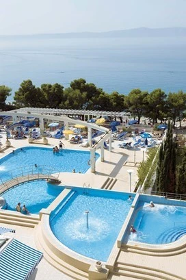 Venkovní bazén hotelu Alga v Tučepi | Tučepi / Bluesun Hotel Alga