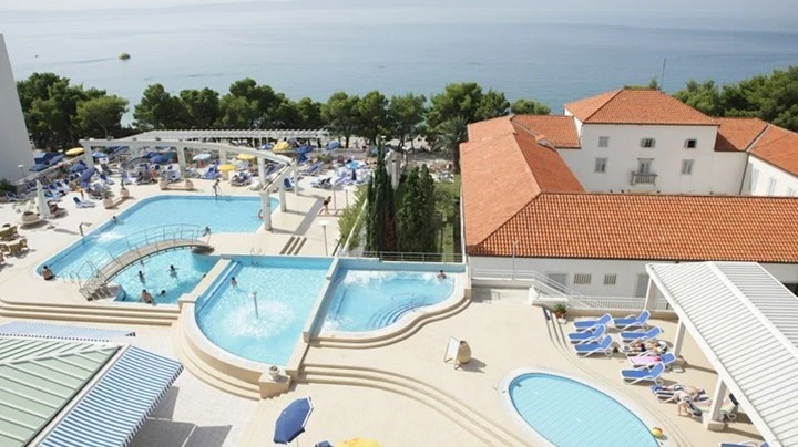 Venkovní bazén s lehátky, Hotel Alga Tučepi | Tučepi / Bluesun Hotel Alga