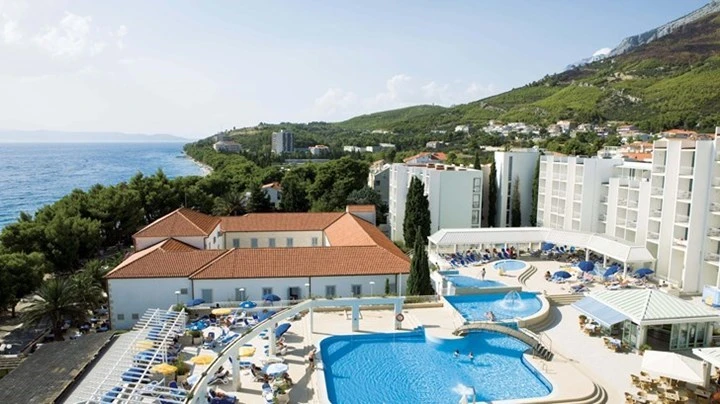 Relaxace u venkovního bazénu hotelu Alga | Tučepi / Bluesun Hotel Alga