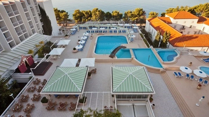 Venkovní bazén a okolí hotelu Alga, Tučepi | Tučepi / Bluesun Hotel Alga