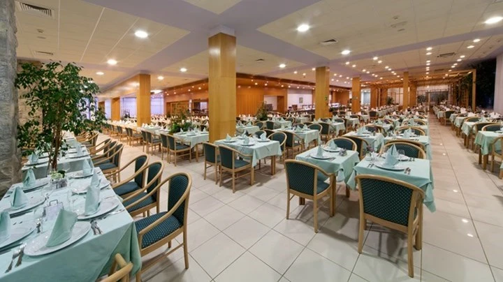 Prostory restaurace hotelu Alga v Tučepi | Tučepi / Bluesun Hotel Alga