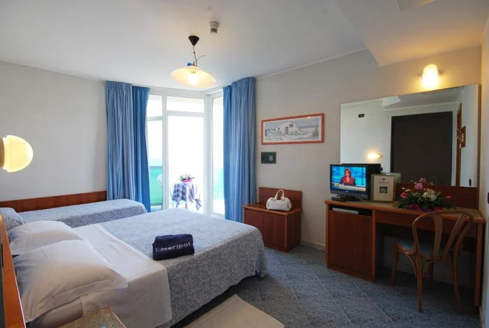 Útulný pokoj hotelu Meripol s výzdobou | Alba Adriatica / Hotel Meripol
