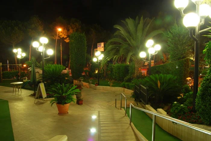 Upravená zahrada u hotelu Meripol | Alba Adriatica / Hotel Meripol