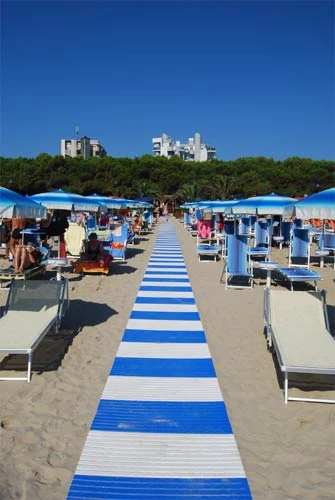 Exteriér hotelu Meripol za denního světla | Alba Adriatica / Hotel Meripol