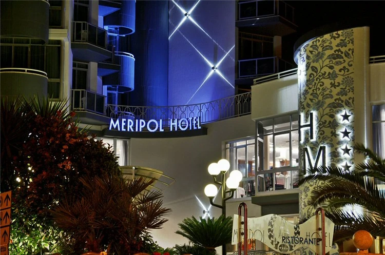 Hotel Meripol nasvícený v noci | Alba Adriatica / Hotel Meripol