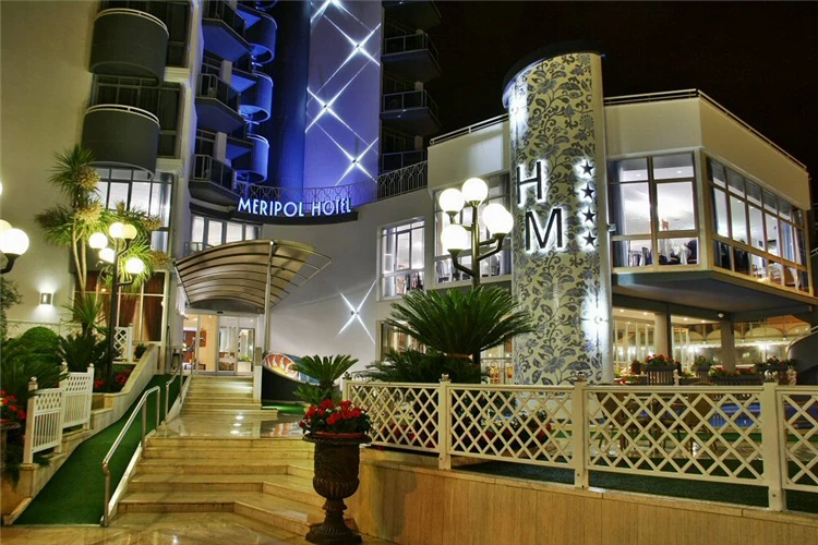 Večerní pohled na hotel Meripol v Alba Adriatica | Alba Adriatica / Hotel Meripol