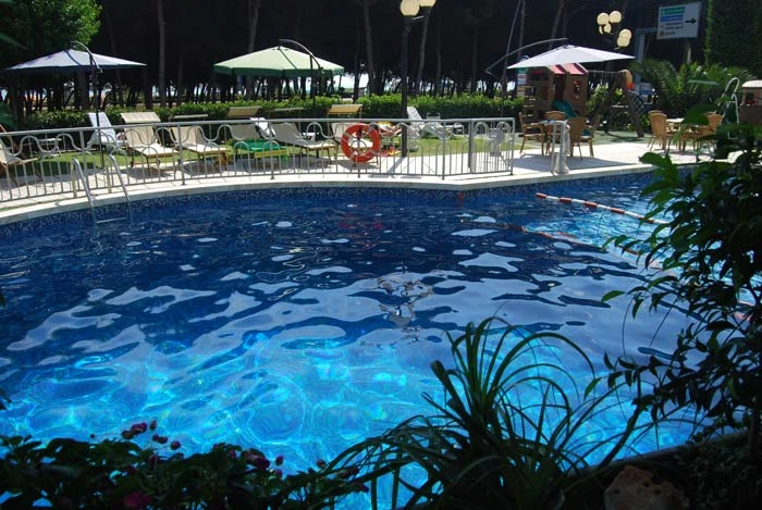 Bazén hotelu Meripol s lehátky | Alba Adriatica / Hotel Meripol