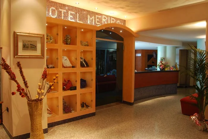Recepce hotelu Meripol připravená uvítat hosty | Alba Adriatica / Hotel Meripol