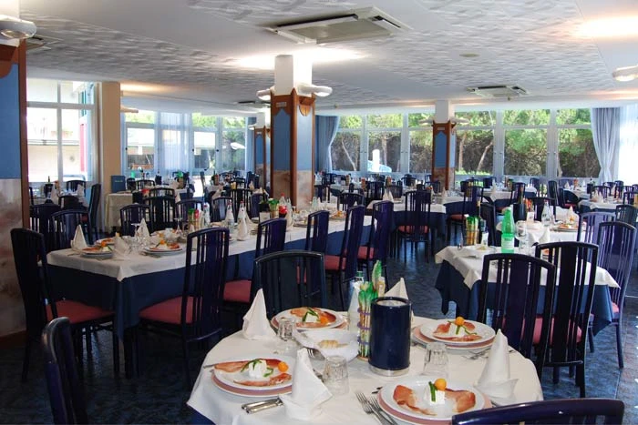 Restaurace hotelu Meripol s prostřenými stoly | Alba Adriatica / Hotel Meripol