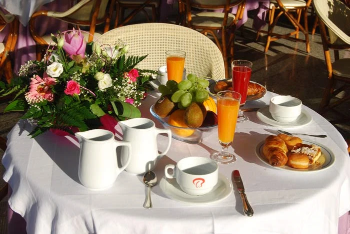 Elegantně prostřené stoly v restauraci hotelu Meripol | Alba Adriatica / Hotel Meripol