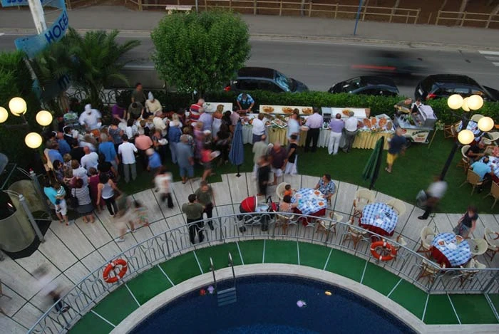 Světlá restaurace hotelu Meripol s výhledem | Alba Adriatica / Hotel Meripol
