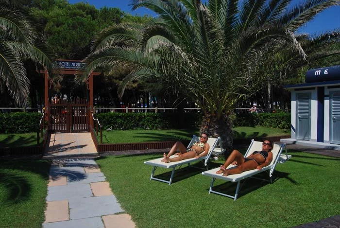 Písčitá pláž se slunečníky u hotelu Meripol | Alba Adriatica / Hotel Meripol