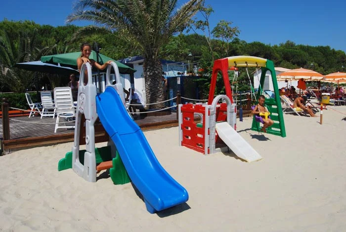 Hosté relaxují na pláži u hotelu Meripol | Alba Adriatica / Hotel Meripol