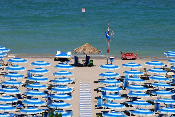 Pohled na pláž a moře u hotelu Meripol | Alba Adriatica / Hotel Meripol