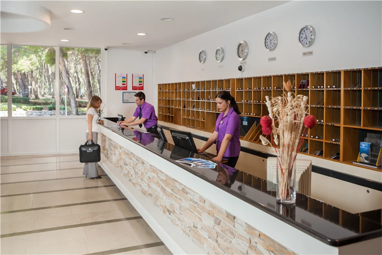 Recepce hotelu Zora s moderním interiérem | Primošten / Hotel Zora