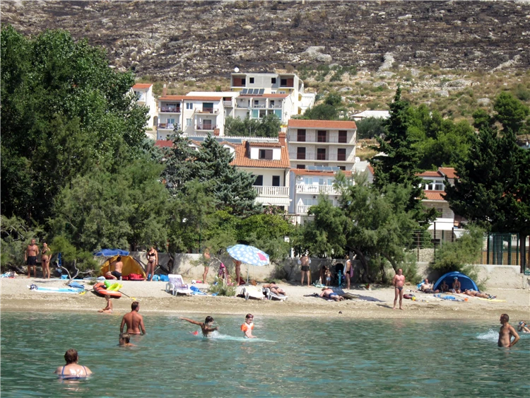 Příjezdová cesta nebo vstup do apartmánů Michaljević | Omiš-Duće / Apartmánový dům Michaljević