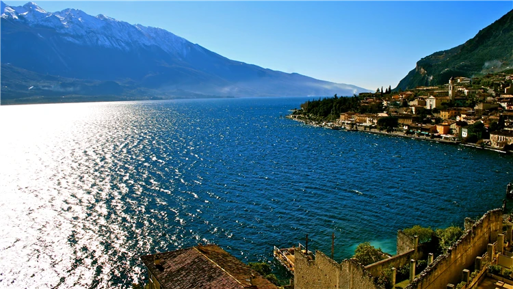 Klidná hladina jezera Lago di Garda s italskými vesničkami na břehu | Benátky, Verona, Florencie a Lago di Garda