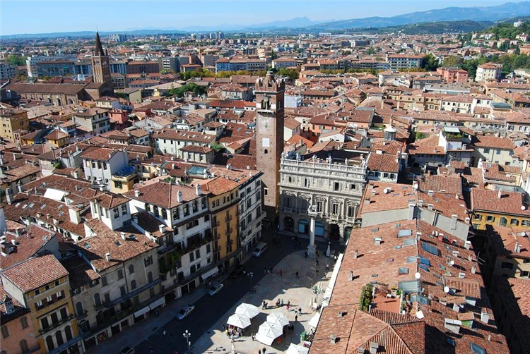 Výhled na náměstí Piazza Erbe ve Veroně z věže Lamberti | Benátky, Verona, Florencie a Lago di Garda