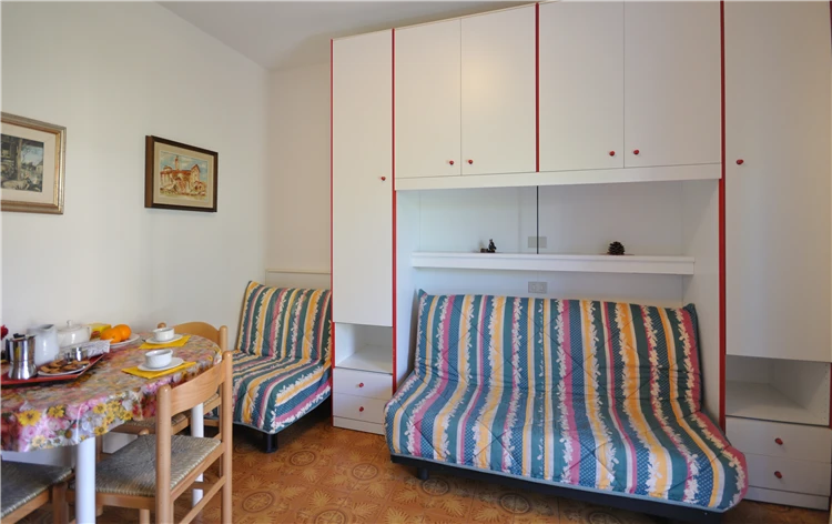 Residence Ranieri – pohovka v obývacím pokoji apartmánu A | Bibione / Residence Ranieri
