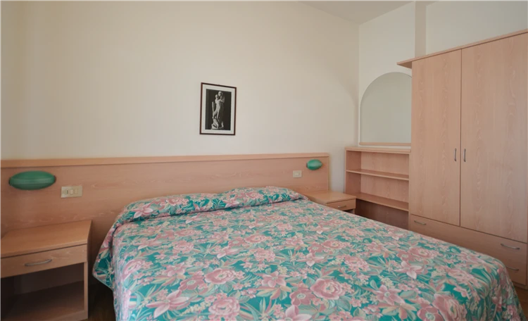 Residence Ranieri – ložnice apartmánu B s postelí | Bibione / Residence Ranieri
