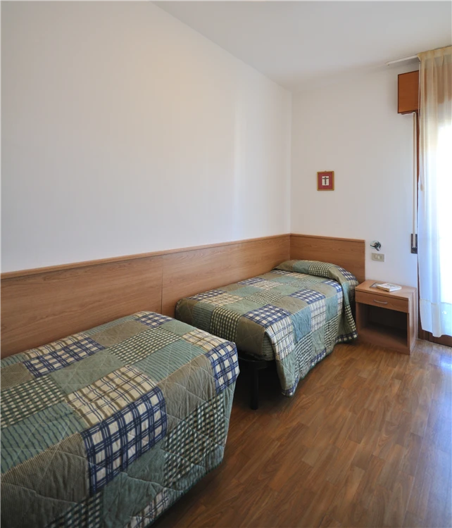 Residence Ranieri – ložnice apartmánu C s dvoulůžkem | Bibione / Residence Ranieri