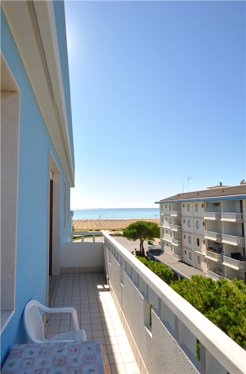 Residence Ranieri – terasa apartmánu s posezením | Bibione / Residence Ranieri