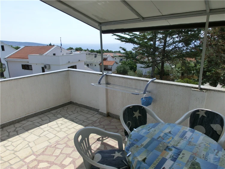 Terasa apartmánového domu Žarko na Krku s posezením | Krk / Apartmánový dům Žarko