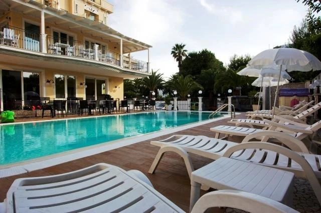 Bazén hotelu Mocambo s okolní zelení | San Benedetto del Tronto / Hotel Mocambo
