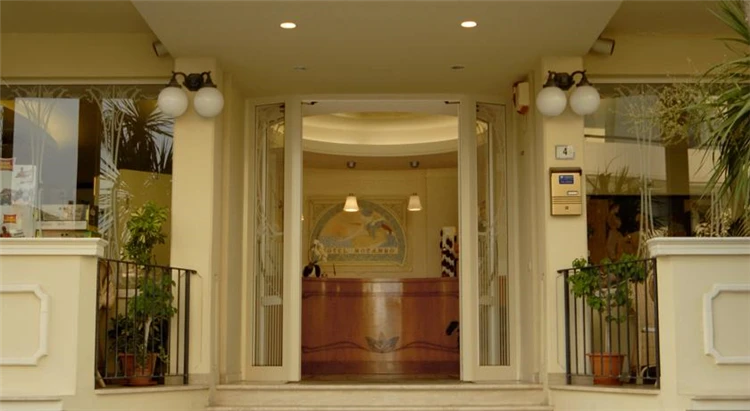 Venkovní posezení u bazénu hotelu Mocambo | San Benedetto del Tronto / Hotel Mocambo