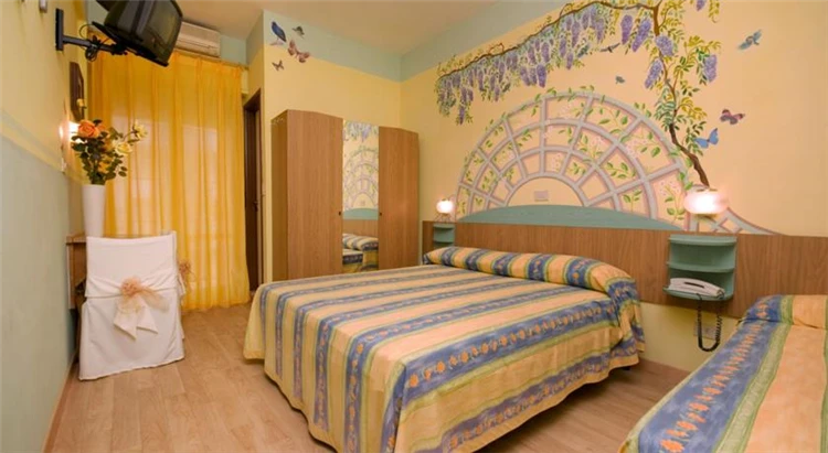 Slunečníky a lehátka na pláži u hotelu Mocambo | San Benedetto del Tronto / Hotel Mocambo