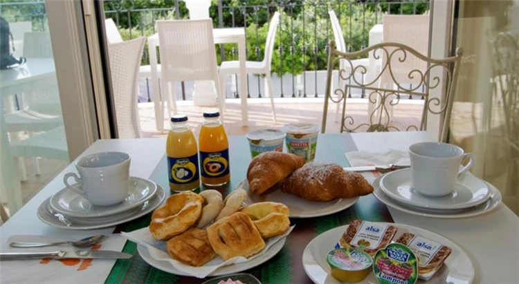 Jídelna hotelu Mocambo připravená k večeři | San Benedetto del Tronto / Hotel Mocambo