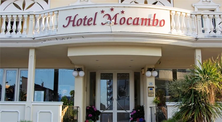 Venkovní terasa a zahrada hotelu Mocambo | San Benedetto del Tronto / Hotel Mocambo