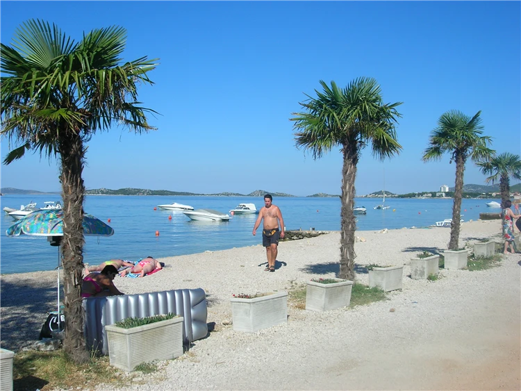 Pláž ve Vodicích poblíž Apartmánového domu Zdravko | Vodice / Apartmánový dům Zdravko