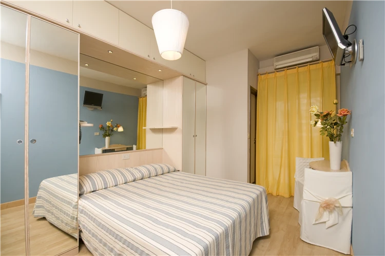 Exteriér hotelu Mocambo za slunečného dne | San Benedetto del Tronto / Hotel Mocambo