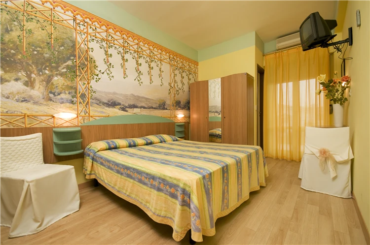 Večerní osvětlení exteriéru hotelu Mocambo | San Benedetto del Tronto / Hotel Mocambo