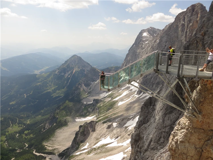 Horská krajina v rakouských Alpách | Ledovec Dachstein - pohodová letní turistika