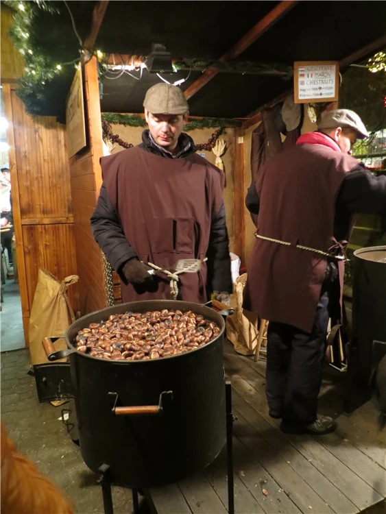 Adventní stánky s tradičními výrobky na trhu v Budapešti | Advent v Budapešti a termály v Györu