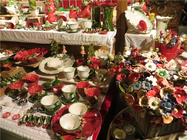 Tradiční vánoční zboží na stáncích adventního trhu v Budapešti | Advent v Budapešti a termály v Györu