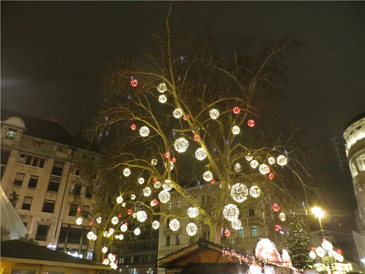 Adventní trh v Budapešti s vánoční výzdobou | Advent v Budapešti a termály v Györu