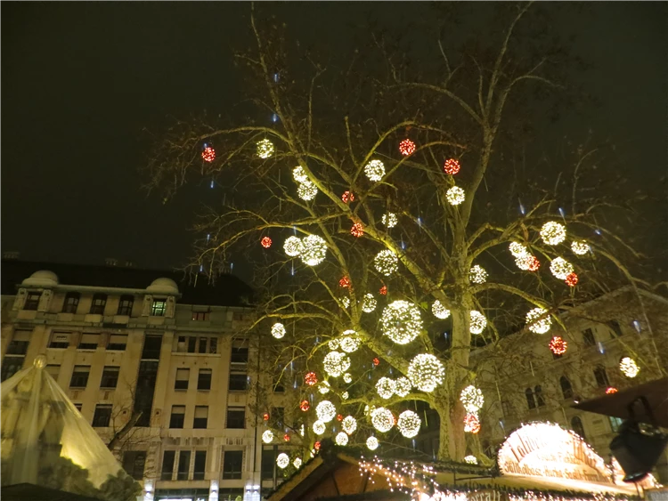 Stánky s tradičními výrobky na adventním trhu v Budapešti | Advent v Budapešti a termály v Györu