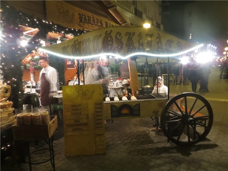 Detail vánočního zboží na adventním stánku v Budapešti | Advent v Budapešti a termály v Györu