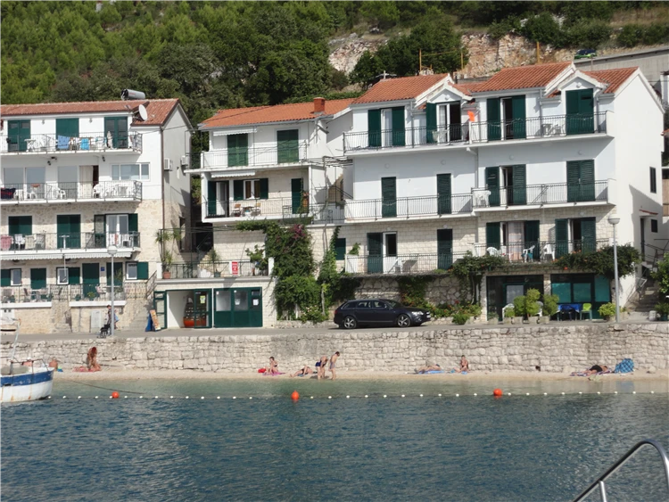 Exteriér apartmánového domu Kostanić v Drveniku | Drvenik / Apartmánový dům Kostanić