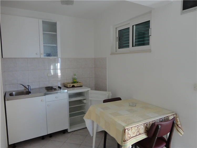 Pohled na apartmánový dům Kostanić v Drveniku | Drvenik / Apartmánový dům Kostanić