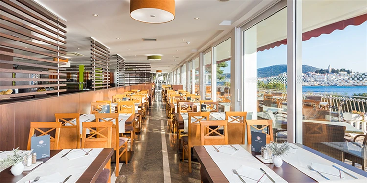 Restaurace hotelu Zora s výhledem na moře | Primošten / Hotel Zora