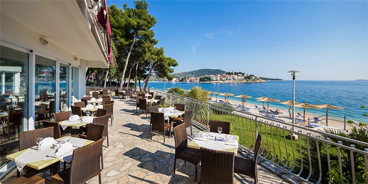 Terasa hotelu Zora s posezením a výhledem na moře | Primošten / Hotel Zora